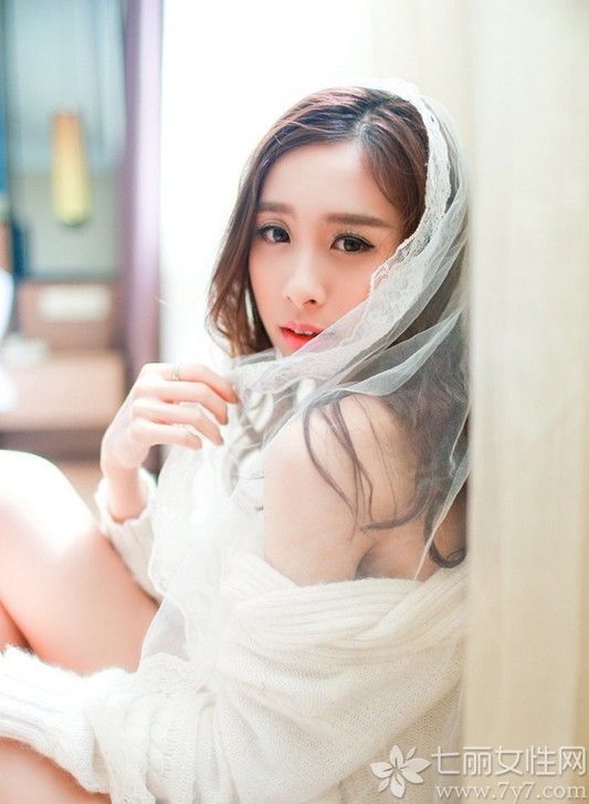 精致的女人总是特别的让人心动，下面为大家分享一组小美女性感诱惑私房照，秀气的脸庞，精致的五官，加上迷人的笑容，令人陶醉。身穿白色毛衣，露出香肩美腿，清新诱惑迷晕宅男。