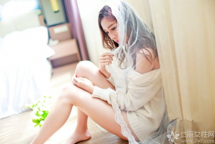 精致的女人总是特别的让人心动，下面为大家分享一组小美女性感诱惑私房照，秀气的脸庞，精致的五官，加上迷人的笑容，令人陶醉。身穿白色毛衣，露出香肩美腿，清新诱惑迷晕宅男。