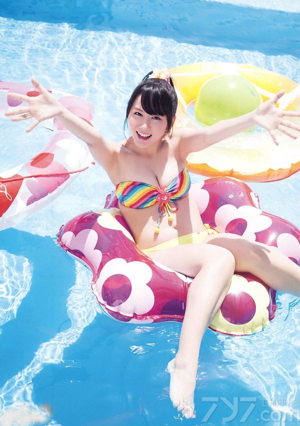 桥本环奈、大贯彩香、大场美奈被称为日本三大性感萌妹，在这样浪漫的春日，三大辣妹为众人带来一组最新的春日纯色性感写真大片，在镜头下她们摆动着性感的身躯，天使的容颜绽放着迷人的笑容，加上肌肤胜雪如花似玉，看了以后简直无法抵挡这样诱人的性感！