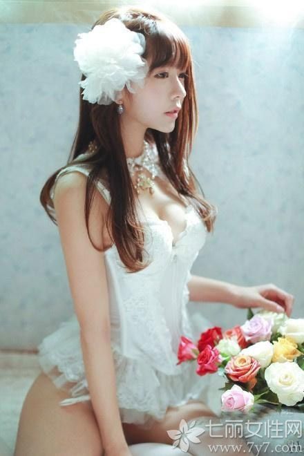 韩国美少女yurisa爆红网络，近日开通微博更是一阵热议，网友们都纷纷评论“真的得太美了”“不像真人””“好二次元的妹子”，微博更是开通不到1天，粉丝量破5万，现已达到12余万。据悉，yurisa早在推特和ins上就很火了，她也是一名嫩模哦。