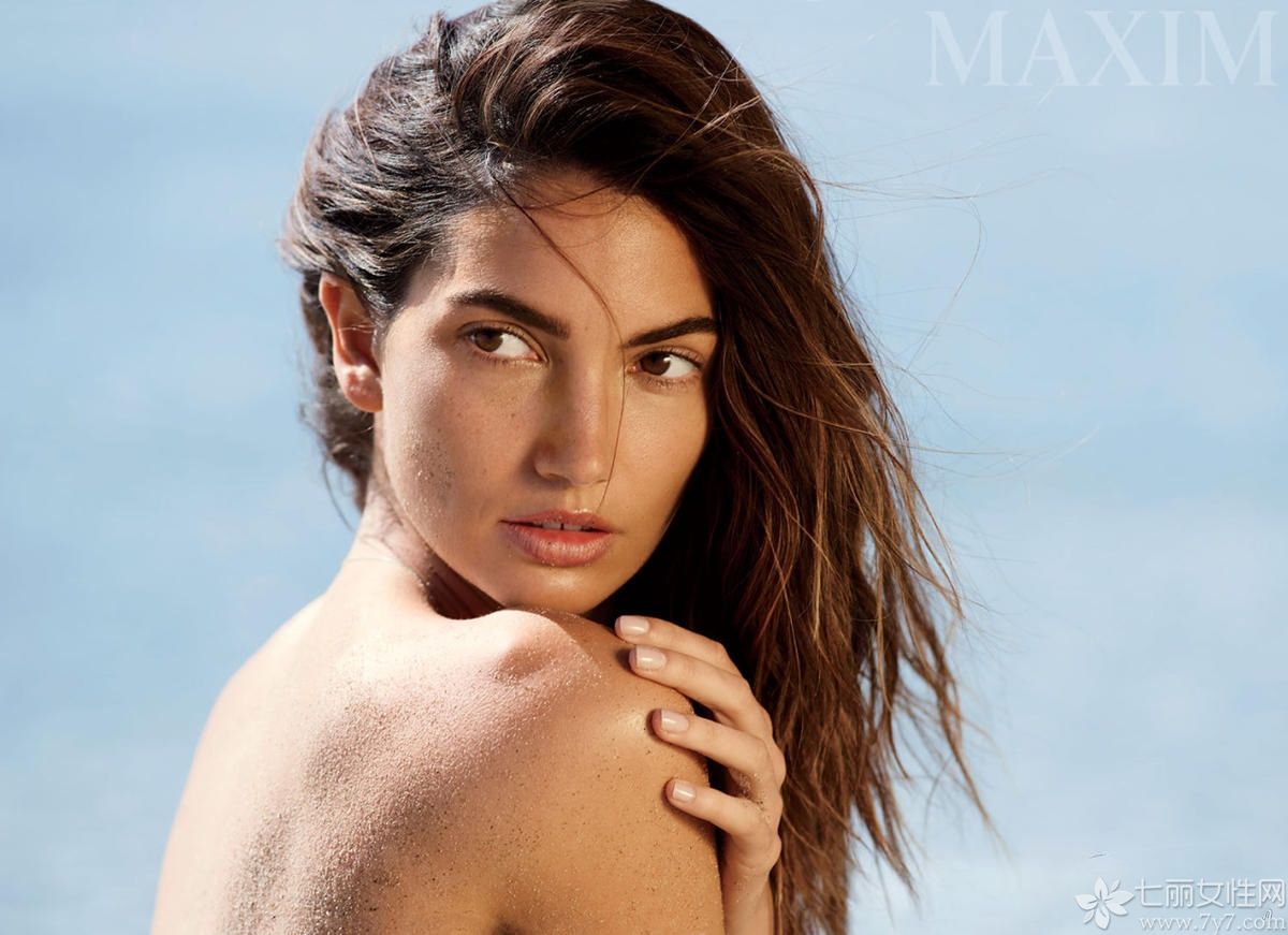 维多利亚的秘密(Victoria''s Secret)天使莉莉-奥尔德里奇(Lily Aldridge)拍摄了一组性感沙滩写真，图片中奥尔德里奇身穿泳衣大摆诱人姿势，曼妙身材尽显迷人风情，身材惹火，性感热辣，湿身半裸秀翘臀。