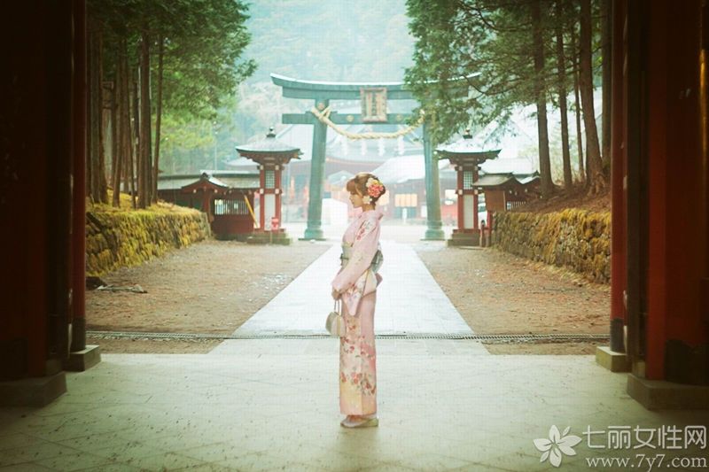 韩国美少女yurisa爆红网络，近日开通微博更是一阵热议，网友们都纷纷评论“真的得太美了”“不像真人””“好二次元的妹子”，微博更是开通不到1天，粉丝量破5万，现已达到12余万。据悉，yurisa早在推特和ins上就很火了，她也是一名嫩模哦。