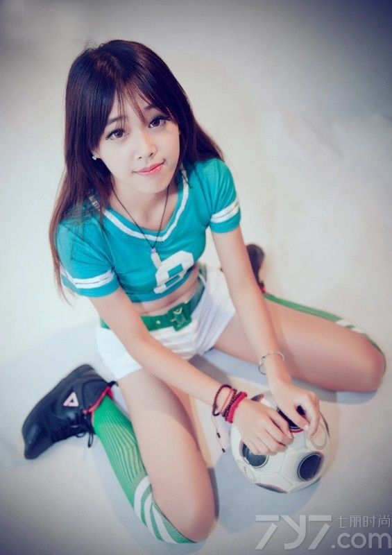 足球宝贝们的诱惑力往往比模特们更大，她们漂亮美丽，身材也是相当的火辣，并且有一般女孩没有的运动气息，下面就为大家分享一组超抢眼的足球宝贝美女性感写真，运动风味诱惑十足。