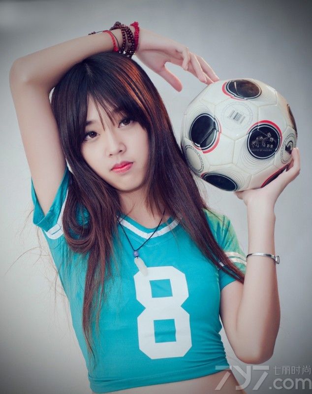 足球宝贝们的诱惑力往往比模特们更大，她们漂亮美丽，身材也是相当的火辣，并且有一般女孩没有的运动气息，下面就为大家分享一组超抢眼的足球宝贝美女性感写真，运动风味诱惑十足。