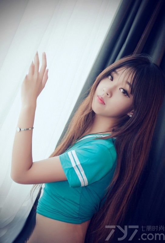 足球宝贝们的诱惑力往往比模特们更大，她们漂亮美丽，身材也是相当的火辣，并且有一般女孩没有的运动气息，下面就为大家分享一组超抢眼的足球宝贝美女性感写真，运动风味诱惑十足。