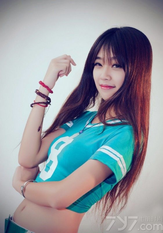 足球宝贝们的诱惑力往往比模特们更大，她们漂亮美丽，身材也是相当的火辣，并且有一般女孩没有的运动气息，下面就为大家分享一组超抢眼的足球宝贝美女性感写真，运动风味诱惑十足。