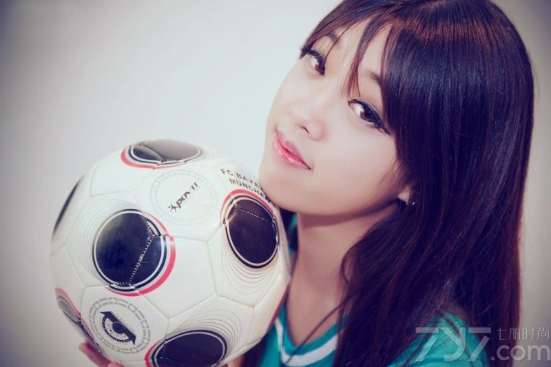 足球宝贝们的诱惑力往往比模特们更大，她们漂亮美丽，身材也是相当的火辣，并且有一般女孩没有的运动气息，下面就为大家分享一组超抢眼的足球宝贝美女性感写真，运动风味诱惑十足。