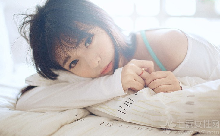 放电大眼的性感美女，在室内拍摄的妩媚慵懒性感写真，光是大眼就能电晕众多男性，不经意的小露香肩展示出另类的性感诱人气息，白皙诱人的肌肤，让整个画面显得更有诱惑力，分享一组大眼美女性感私房写真，看慵懒的妩媚画面太诱惑人心。