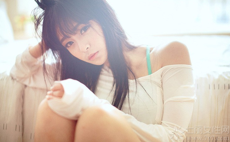 放电大眼的性感美女，在室内拍摄的妩媚慵懒性感写真，光是大眼就能电晕众多男性，不经意的小露香肩展示出另类的性感诱人气息，白皙诱人的肌肤，让整个画面显得更有诱惑力，分享一组大眼美女性感私房写真，看慵懒的妩媚画面太诱惑人心。