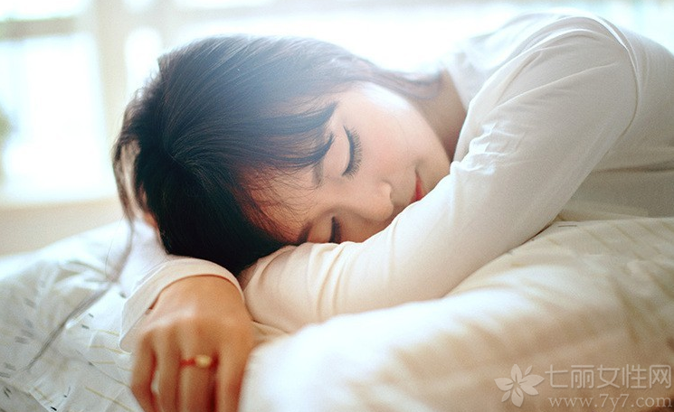 放电大眼的性感美女，在室内拍摄的妩媚慵懒性感写真，光是大眼就能电晕众多男性，不经意的小露香肩展示出另类的性感诱人气息，白皙诱人的肌肤，让整个画面显得更有诱惑力，分享一组大眼美女性感私房写真，看慵懒的妩媚画面太诱惑人心。