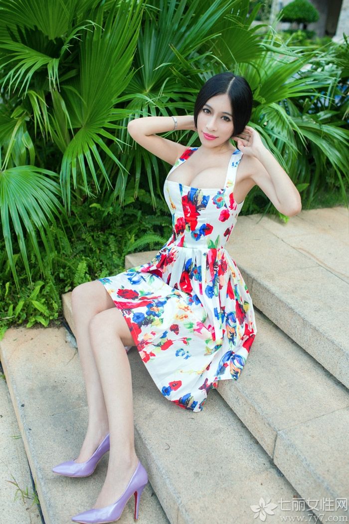 推女郎田芯娜身穿靓丽的服饰，在游泳池边和房间内拍摄了一组最新的时尚写真，在镜头下凹出各种性感动作，凸显完美的女性S型曲线，她那诱人的双峰简直令人垂涎不已，摄影师也在最关键的时刻抓住了美女的性感，下面就让我们一起来看看这位娇艳美乳的写真吧！