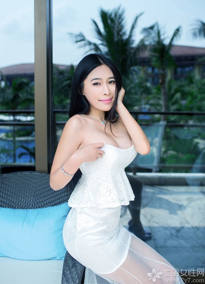 推女郎田芯娜身穿靓丽的服饰，在游泳池边和房间内拍摄了一组最新的时尚写真，在镜头下凹出各种性感动作，凸显完美的女性S型曲线，她那诱人的双峰简直令人垂涎不已，摄影师也在最关键的时刻抓住了美女的性感，下面就让我们一起来看看这位娇艳美乳的写真吧！