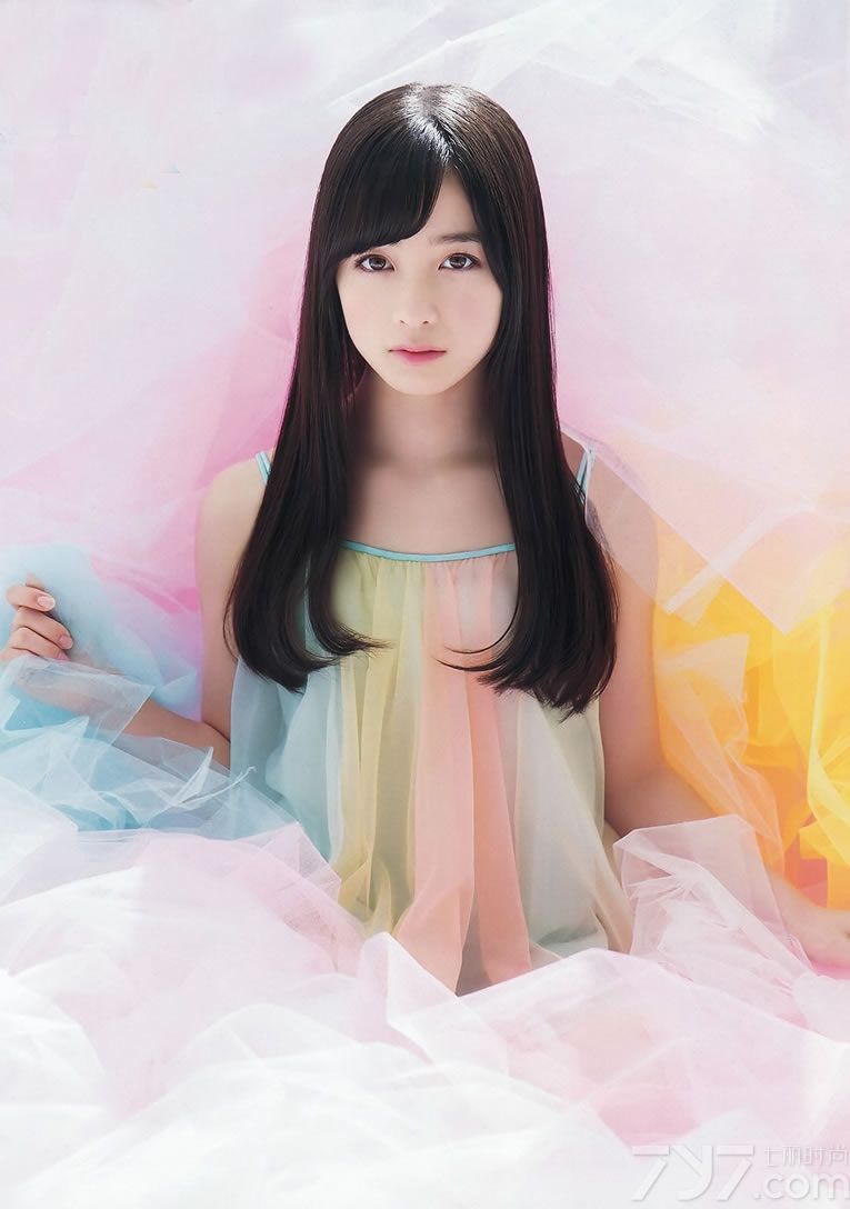 日本美女的魅力众所周知，下面为就为大家分享一组超高清日本美女阳光写真，可爱的面庞，甜美的长相，身穿彩色花朵衫，像春天里的浪漫天使，唯美清纯，足以美醉众人。