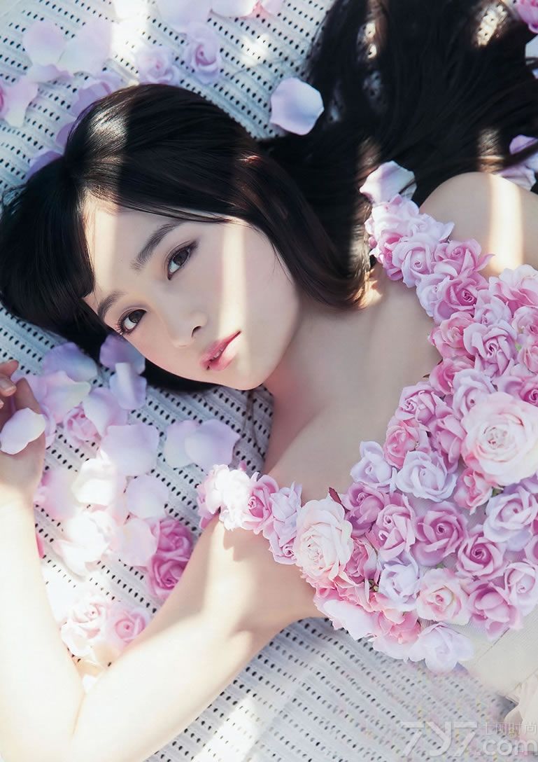 日本美女的魅力众所周知，下面为就为大家分享一组超高清日本美女阳光写真，可爱的面庞，甜美的长相，身穿彩色花朵衫，像春天里的浪漫天使，唯美清纯，足以美醉众人。