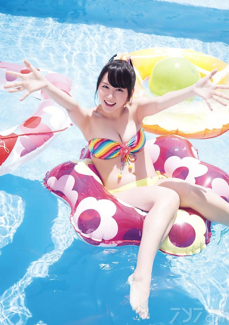 日本美女的魅力众所周知，下面为就为大家分享一组超高清日本美女阳光写真，可爱的面庞，甜美的长相，身穿彩色花朵衫，像春天里的浪漫天使，唯美清纯，足以美醉众人。