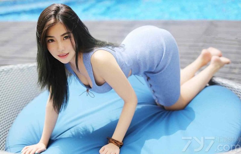 唐朝常以身材均匀、骨骼大、肌肤白为美的女人称之为美女，而现在的小蛮腰翘臀和丰胸也是美女的标准。这组由丰满美女拍摄的性感写真图片，虽只是平常服饰，但也无法掩盖住傲人的美胸以及翘臀，白皙肌肤以及妩媚姿态都是诱惑焦点，分享一组丰满美女性感身材写真，看傲人美胸与翘臀的诱惑。