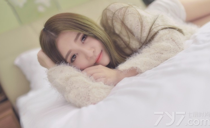 轻轻柔柔的女子，不需要用太多性感外表来装扮自己，也能展示出致命的一面，穿着白色毛衣不经意露出的香肩令人心醉。下衣失踪的魅力秀出性感诱人长腿，慵懒妖娆的致命魅力，也能宅男们无法抗拒，分享一组轻柔美女薄纱性感写真，看慵懒妩媚有怎样的致命诱惑。