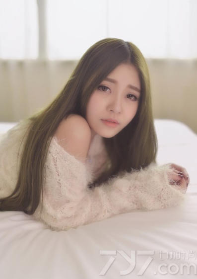 轻轻柔柔的女子，不需要用太多性感外表来装扮自己，也能展示出致命的一面，穿着白色毛衣不经意露出的香肩令人心醉。下衣失踪的魅力秀出性感诱人长腿，慵懒妖娆的致命魅力，也能宅男们无法抗拒，分享一组轻柔美女薄纱性感写真，看慵懒妩媚有怎样的致命诱惑。