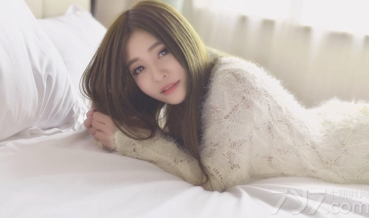 轻轻柔柔的女子，不需要用太多性感外表来装扮自己，也能展示出致命的一面，穿着白色毛衣不经意露出的香肩令人心醉。下衣失踪的魅力秀出性感诱人长腿，慵懒妖娆的致命魅力，也能宅男们无法抗拒，分享一组轻柔美女薄纱性感写真，看慵懒妩媚有怎样的致命诱惑。