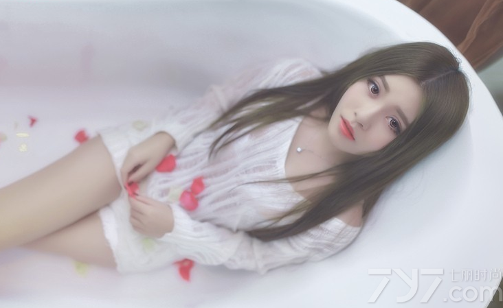 轻轻柔柔的女子，不需要用太多性感外表来装扮自己，也能展示出致命的一面，穿着白色毛衣不经意露出的香肩令人心醉。下衣失踪的魅力秀出性感诱人长腿，慵懒妖娆的致命魅力，也能宅男们无法抗拒，分享一组轻柔美女薄纱性感写真，看慵懒妩媚有怎样的致命诱惑。