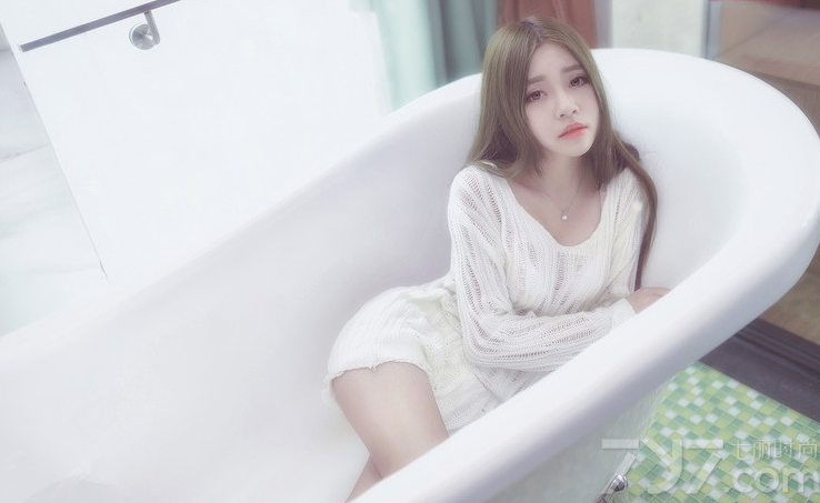 轻轻柔柔的女子，不需要用太多性感外表来装扮自己，也能展示出致命的一面，穿着白色毛衣不经意露出的香肩令人心醉。下衣失踪的魅力秀出性感诱人长腿，慵懒妖娆的致命魅力，也能宅男们无法抗拒，分享一组轻柔美女薄纱性感写真，看慵懒妩媚有怎样的致命诱惑。