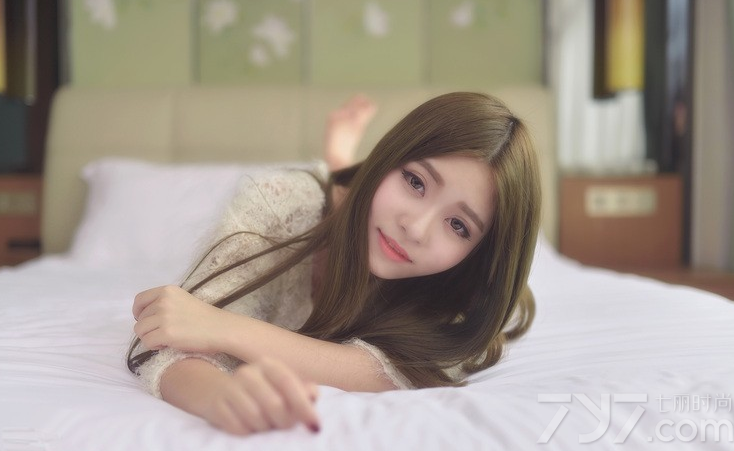 轻轻柔柔的女子，不需要用太多性感外表来装扮自己，也能展示出致命的一面，穿着白色毛衣不经意露出的香肩令人心醉。下衣失踪的魅力秀出性感诱人长腿，慵懒妖娆的致命魅力，也能宅男们无法抗拒，分享一组轻柔美女薄纱性感写真，看慵懒妩媚有怎样的致命诱惑。