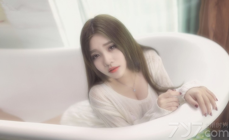 轻轻柔柔的女子，不需要用太多性感外表来装扮自己，也能展示出致命的一面，穿着白色毛衣不经意露出的香肩令人心醉。下衣失踪的魅力秀出性感诱人长腿，慵懒妖娆的致命魅力，也能宅男们无法抗拒，分享一组轻柔美女薄纱性感写真，看慵懒妩媚有怎样的致命诱惑。