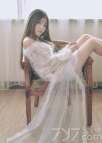 轻轻柔柔的女子，不需要用太多性感外表来装扮自己，也能展示出致命的一面，穿着白色毛衣不经意露出的香肩令人心醉。下衣失踪的魅力秀出性感诱人长腿，慵懒妖娆的致命魅力，也能宅男们无法抗拒，分享一组轻柔美女薄纱性感写真，看慵懒妩媚有怎样的致命诱惑。