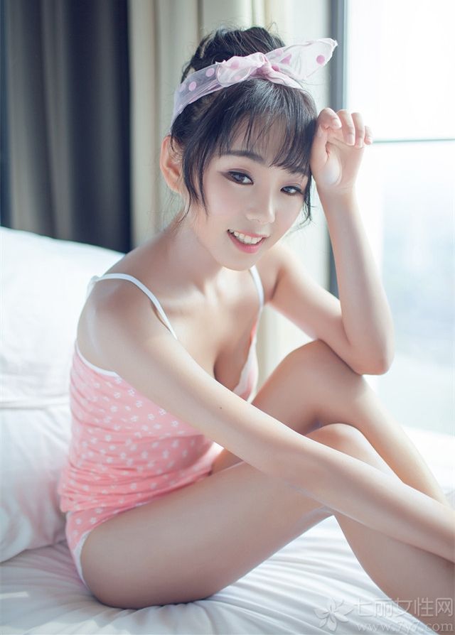 清纯可爱的小女生就像冬日里的一抹阳光，总能给人带来不一样的温暖。下面为大家分享的这组美女私房照，长相清纯可爱，笑容甜美，身穿粉色吊带小背心短裤，就像春天里的浪漫爱人，让人着迷。