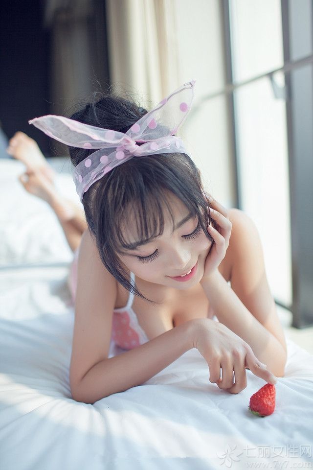 清纯可爱的小女生就像冬日里的一抹阳光，总能给人带来不一样的温暖。下面为大家分享的这组美女私房照，长相清纯可爱，笑容甜美，身穿粉色吊带小背心短裤，就像春天里的浪漫爱人，让人着迷。