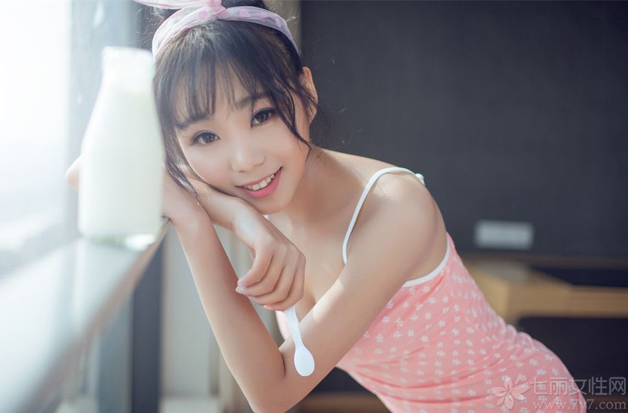 清纯可爱的小女生就像冬日里的一抹阳光，总能给人带来不一样的温暖。下面为大家分享的这组美女私房照，长相清纯可爱，笑容甜美，身穿粉色吊带小背心短裤，就像春天里的浪漫爱人，让人着迷。