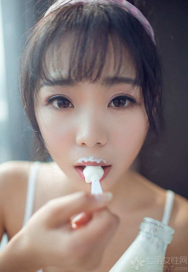 清纯可爱的小女生就像冬日里的一抹阳光，总能给人带来不一样的温暖。下面为大家分享的这组美女私房照，长相清纯可爱，笑容甜美，身穿粉色吊带小背心短裤，就像春天里的浪漫爱人，让人着迷。