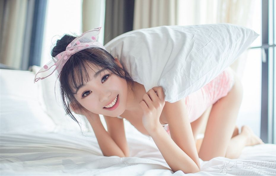 清纯可爱的小女生就像冬日里的一抹阳光，总能给人带来不一样的温暖。下面为大家分享的这组美女私房照，长相清纯可爱，笑容甜美，身穿粉色吊带小背心短裤，就像春天里的浪漫爱人，让人着迷。