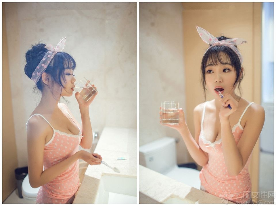 清纯可爱的小女生就像冬日里的一抹阳光，总能给人带来不一样的温暖。下面为大家分享的这组美女私房照，长相清纯可爱，笑容甜美，身穿粉色吊带小背心短裤，就像春天里的浪漫爱人，让人着迷。