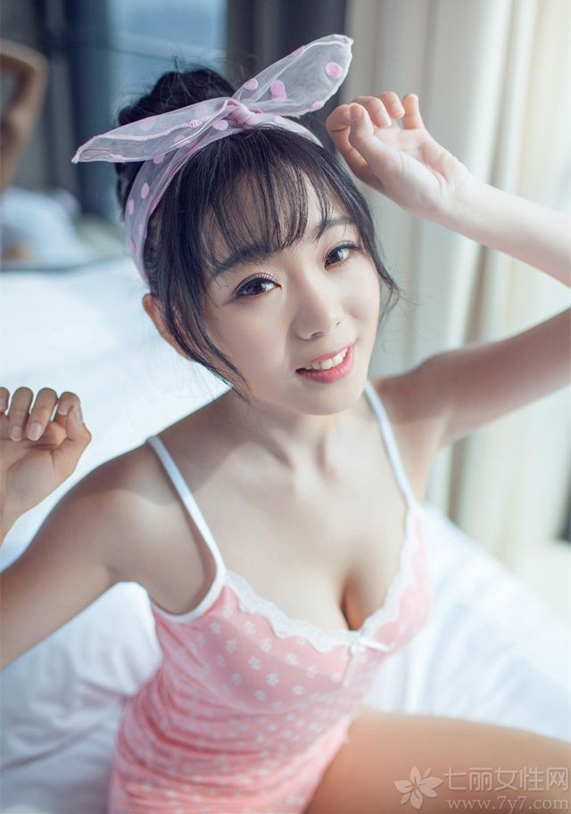 清纯可爱的小女生就像冬日里的一抹阳光，总能给人带来不一样的温暖。下面为大家分享的这组美女私房照，长相清纯可爱，笑容甜美，身穿粉色吊带小背心短裤，就像春天里的浪漫爱人，让人着迷。