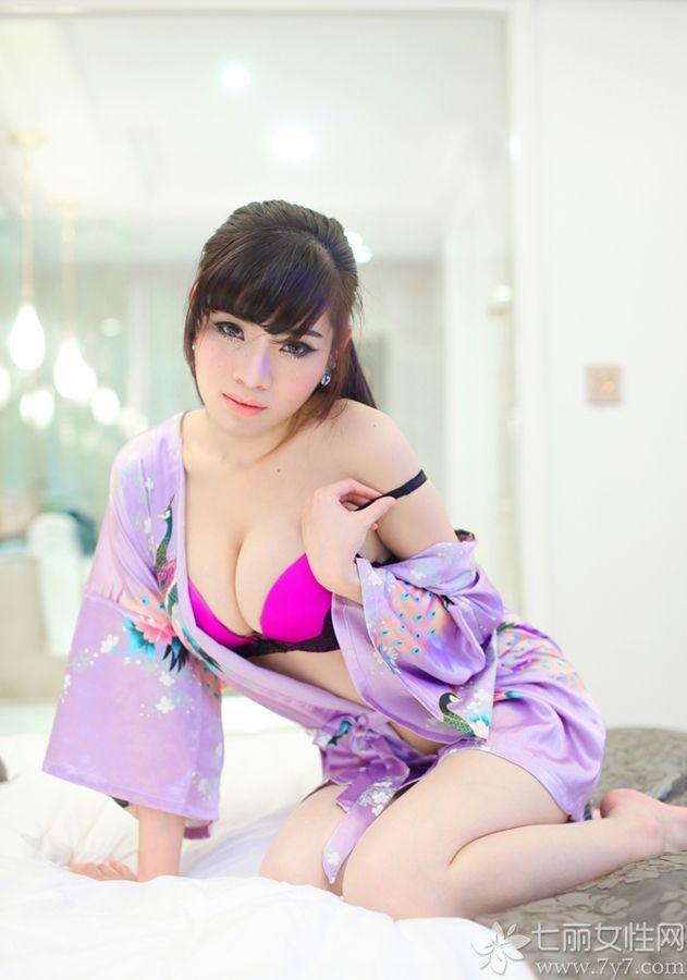 风情娇媚的女生总是格外的引人注意，下面为大家带来春天福利照，妖娆性感的美女身穿紫色内衣套装，在床上大诱火辣身姿，白皙巨乳翘臀及修长美腿展现无疑，再加上勾魂的眼神，让人遐想万分。