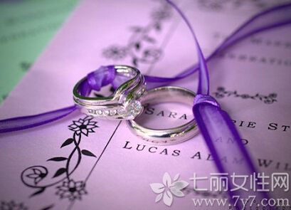 模特美女一直是男人心中的心头好，下面为大家分享一组超高清模特美女诱惑私房照，狐媚的长相，火辣的身材，身穿各种吊带情趣内衣，在家大摆诱人POSS，风骚性感尽展熟女风情。