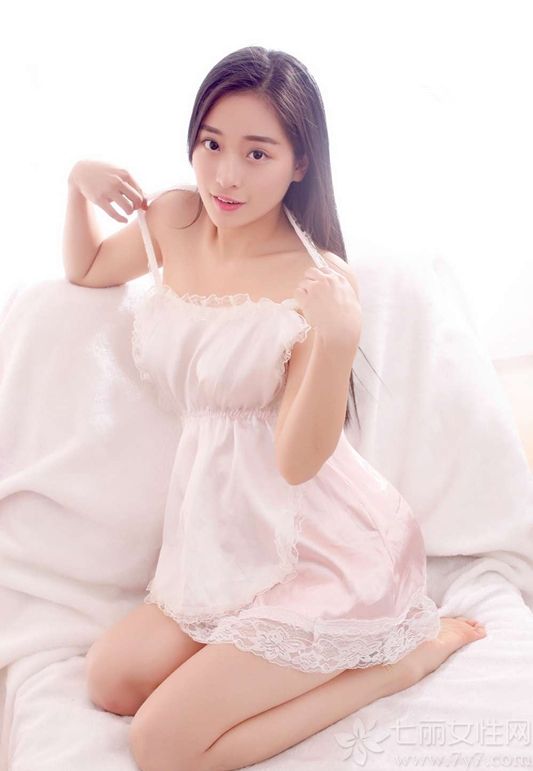 娇俏可人的粉色睡衣，比热情的红色更多了一些清纯诱人的魅力，加上本身拍摄的性感美女，拥有白皙剔透的肌肤，在穿上后格外的性感致命，傲人丰满的身材也被衬托的出来，一举一动的都能让宅男们深陷不能自拔。分享一组粉色睡衣性感写真图片，看惊艳美女的美胸诱惑。