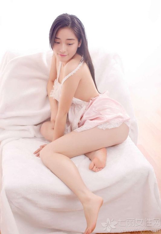 娇俏可人的粉色睡衣，比热情的红色更多了一些清纯诱人的魅力，加上本身拍摄的性感美女，拥有白皙剔透的肌肤，在穿上后格外的性感致命，傲人丰满的身材也被衬托的出来，一举一动的都能让宅男们深陷不能自拔。分享一组粉色睡衣性感写真图片，看惊艳美女的美胸诱惑。