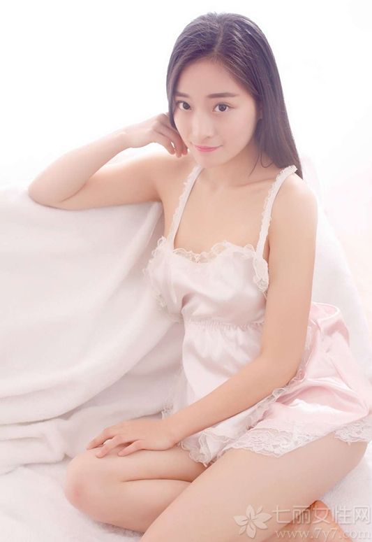 娇俏可人的粉色睡衣，比热情的红色更多了一些清纯诱人的魅力，加上本身拍摄的性感美女，拥有白皙剔透的肌肤，在穿上后格外的性感致命，傲人丰满的身材也被衬托的出来，一举一动的都能让宅男们深陷不能自拔。分享一组粉色睡衣性感写真图片，看惊艳美女的美胸诱惑。