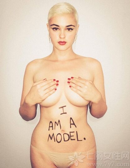 澳大利亚模特Stefania Ferrario在网络上狂晒自己的美照，尽情展现了自己的大码曲线。Stefania Ferrario尺码为8，在模特界，只要超过4码，就被当作是大码模特，会遭到鄙视和争议，这位澳大利亚美女用行动呼吁女性正确面对自己的身体，爱自己。
