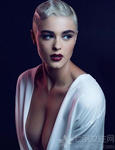 澳大利亚模特Stefania Ferrario在网络上狂晒自己的美照，尽情展现了自己的大码曲线。Stefania Ferrario尺码为8，在模特界，只要超过4码，就被当作是大码模特，会遭到鄙视和争议，这位澳大利亚美女用行动呼吁女性正确面对自己的身体，爱自己。