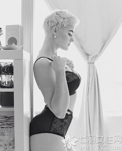 澳大利亚模特Stefania Ferrario在网络上狂晒自己的美照，尽情展现了自己的大码曲线。Stefania Ferrario尺码为8，在模特界，只要超过4码，就被当作是大码模特，会遭到鄙视和争议，这位澳大利亚美女用行动呼吁女性正确面对自己的身体，爱自己。