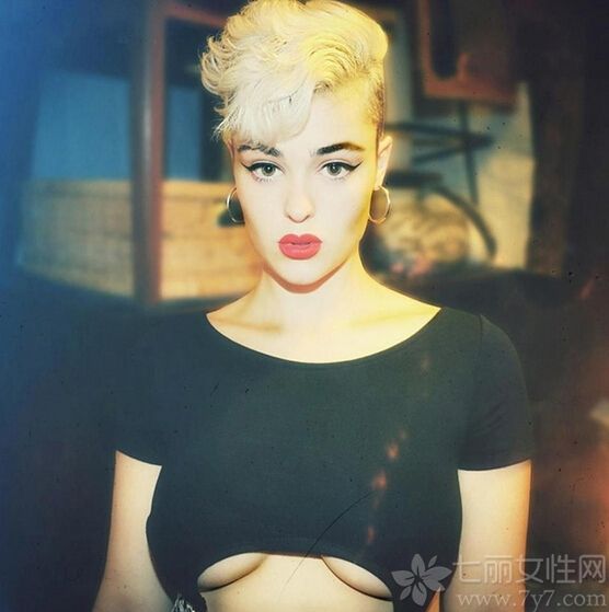 澳大利亚模特Stefania Ferrario在网络上狂晒自己的美照，尽情展现了自己的大码曲线。Stefania Ferrario尺码为8，在模特界，只要超过4码，就被当作是大码模特，会遭到鄙视和争议，这位澳大利亚美女用行动呼吁女性正确面对自己的身体，爱自己。