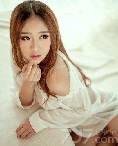 这组性感美女室内私房写真图片，套上白色衬衫后也无法阻挡性感迷人气息的入侵，有些透视的感觉将性感身材完美展现，白皙长腿以及迷人表情瞬间秒杀宅男。