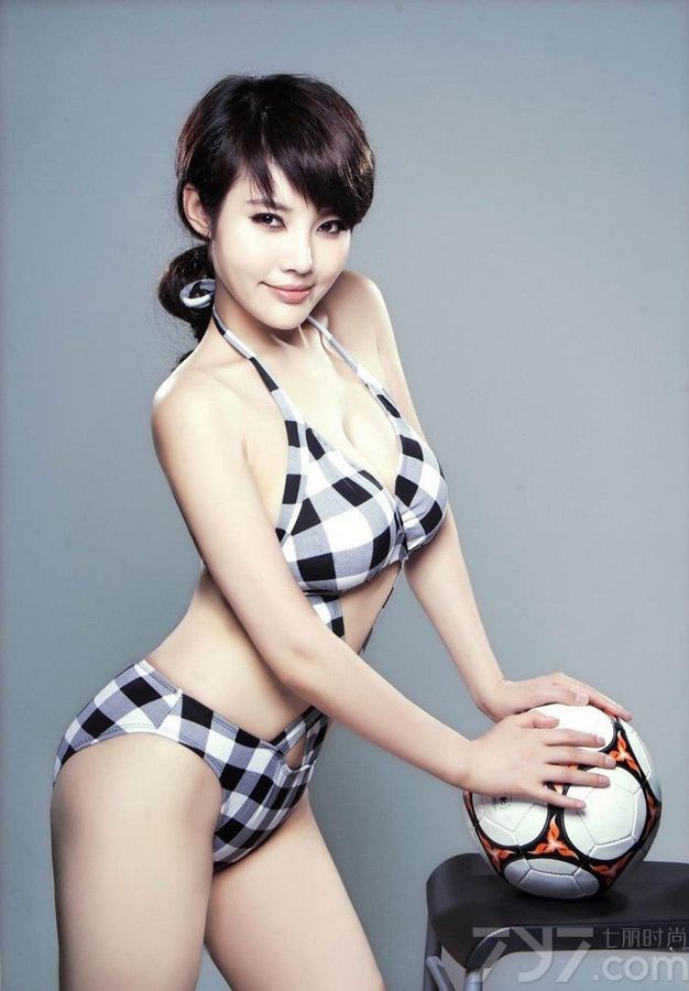 足球宝贝们的魅力一直都是不可忽视的，今天就为大家分享一组超高清美女性感写真，狐魅的嘴唇与眼神，让人不也直视。身穿黑白格子内衣套装，完美展现香肩巨乳美臀，手拿足球，诱人万分。