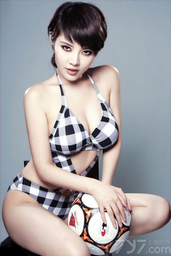 足球宝贝们的魅力一直都是不可忽视的，今天就为大家分享一组超高清美女性感写真，狐魅的嘴唇与眼神，让人不也直视。身穿黑白格子内衣套装，完美展现香肩巨乳美臀，手拿足球，诱人万分。