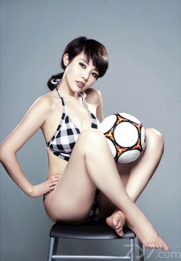 足球宝贝们的魅力一直都是不可忽视的，今天就为大家分享一组超高清美女性感写真，狐魅的嘴唇与眼神，让人不也直视。身穿黑白格子内衣套装，完美展现香肩巨乳美臀，手拿足球，诱人万分。