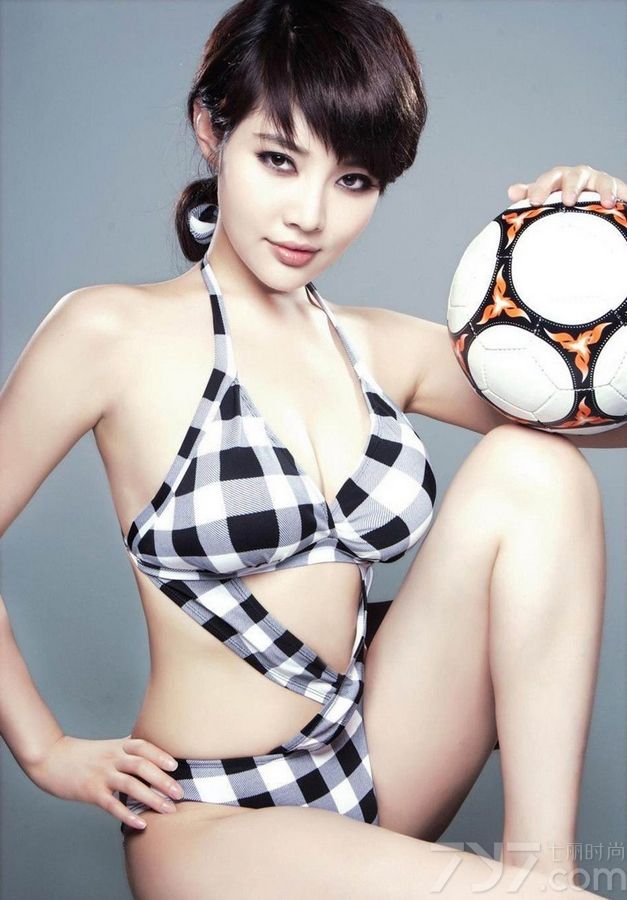 足球宝贝们的魅力一直都是不可忽视的，今天就为大家分享一组超高清美女性感写真，狐魅的嘴唇与眼神，让人不也直视。身穿黑白格子内衣套装，完美展现香肩巨乳美臀，手拿足球，诱人万分。