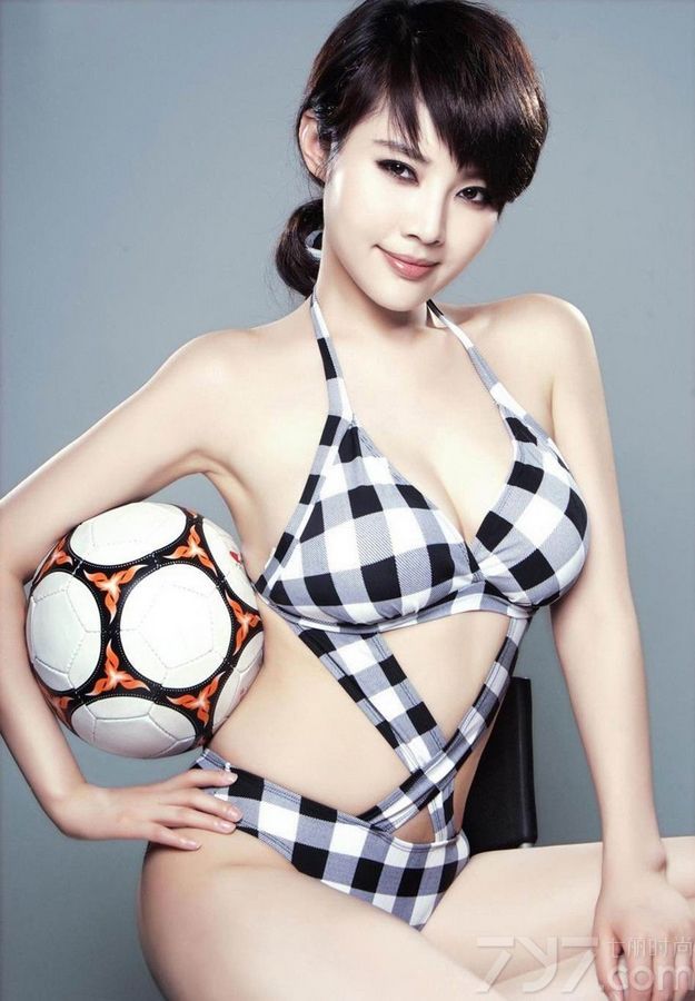 足球宝贝们的魅力一直都是不可忽视的，今天就为大家分享一组超高清美女性感写真，狐魅的嘴唇与眼神，让人不也直视。身穿黑白格子内衣套装，完美展现香肩巨乳美臀，手拿足球，诱人万分。